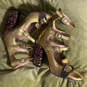 GUCCI DIONYSUS QUEERCORE BROGUE PUMP IN GOLD RESORT 2017